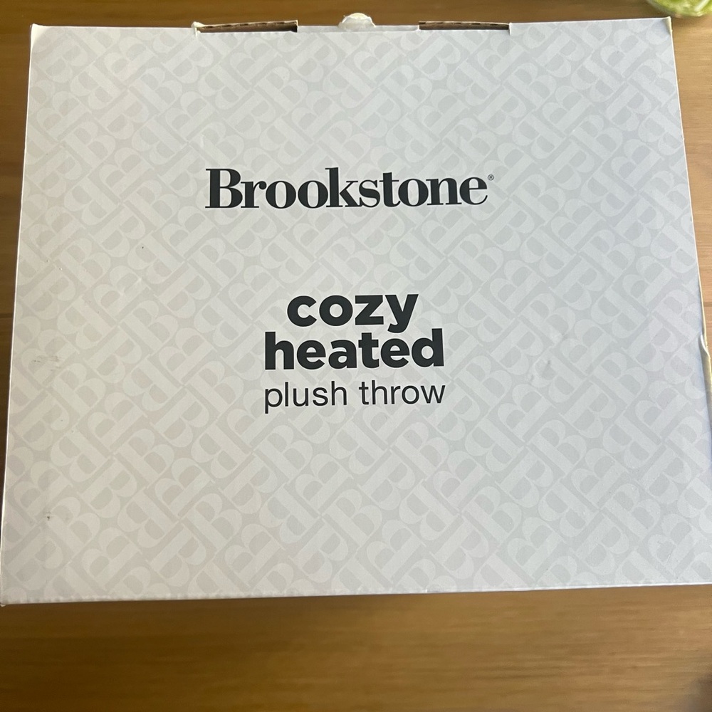 Brand New! Brookstone Cozy Heated Plush Throw - Picture 6 of 6